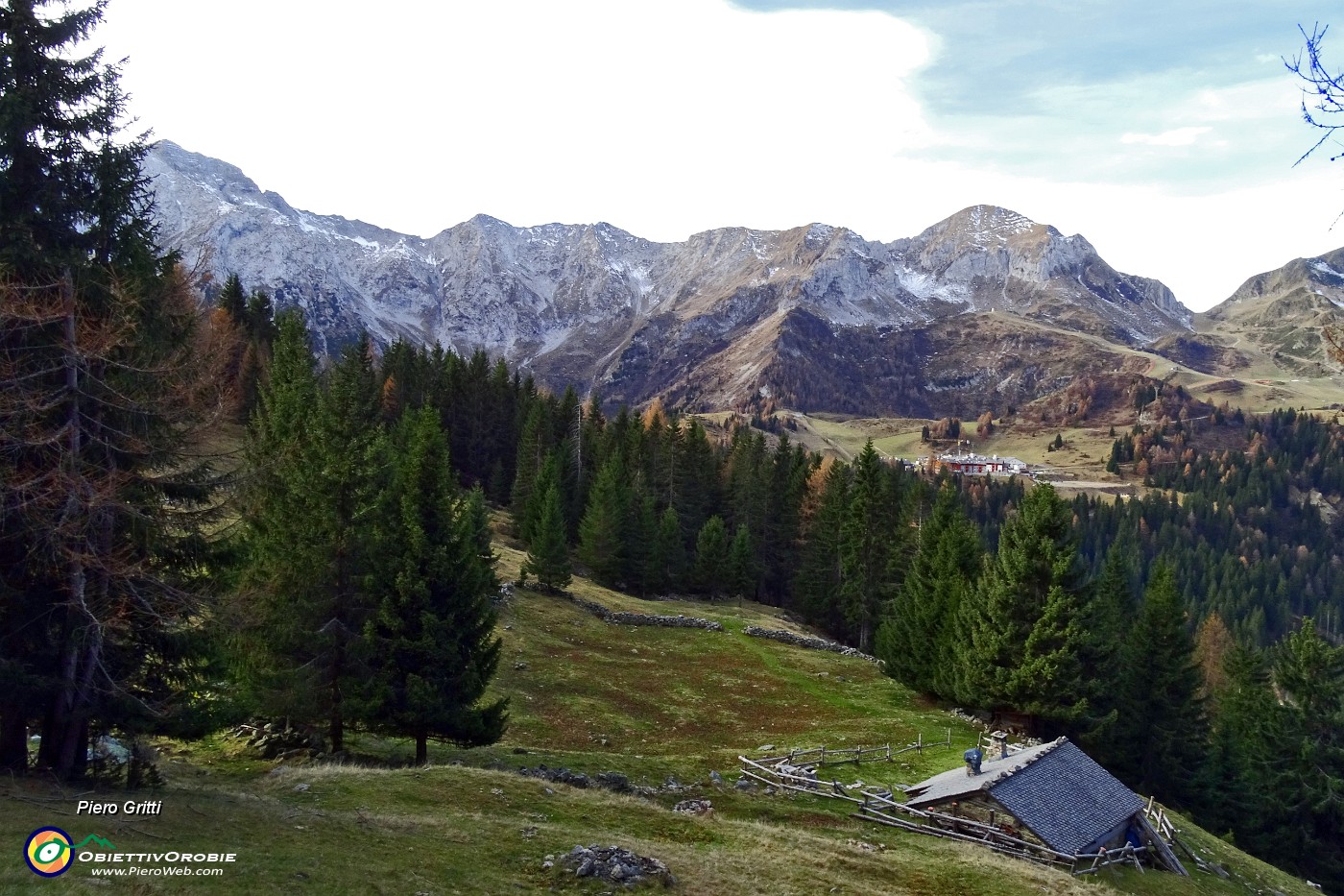 24 Vista su Baita Piazzoli e verso San Simone.JPG -                                